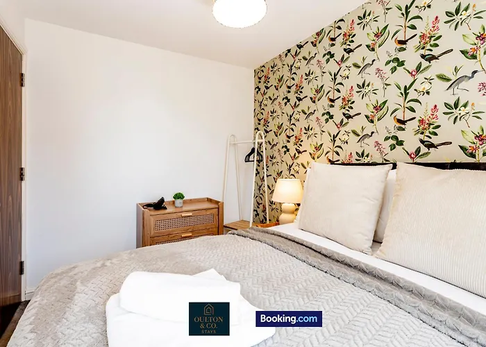 Tatil Evi Luxury Retreat For 10 - Short Lets & Serviced With Hot Tub And Spacious Garden