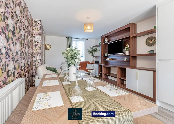 Luxury Retreat For 10 - Short Lets & Serviced With Hot Tub And Spacious Garden Tatil Evi *