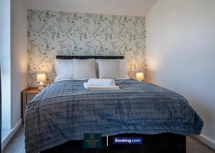 Luxury Retreat For 10 Short Lets & Serviced With Hot Tub And Spacious Garden 펜션