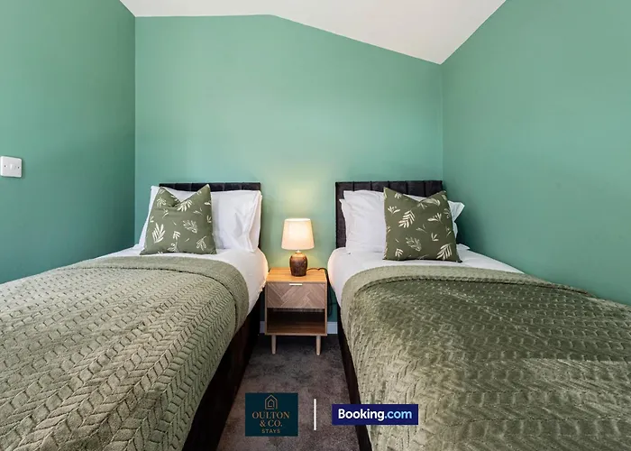 Hébergement de vacances Luxury Retreat For 10 - Short Lets & Serviced With Hot Tub And Spacious Garden