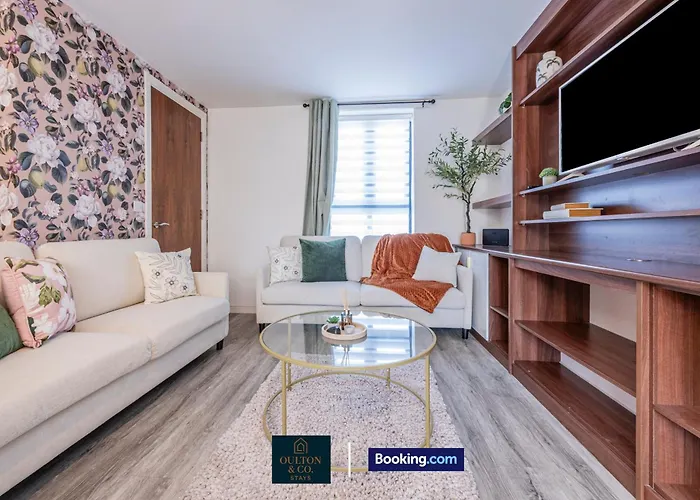 Luxury Retreat For 10 - Short Lets & Serviced With Hot Tub And Spacious Garden