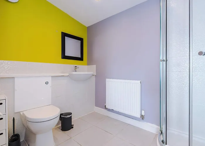 Дом отдыха Large Townhouse By The Etihad & Coop Live Arena With Free Parking