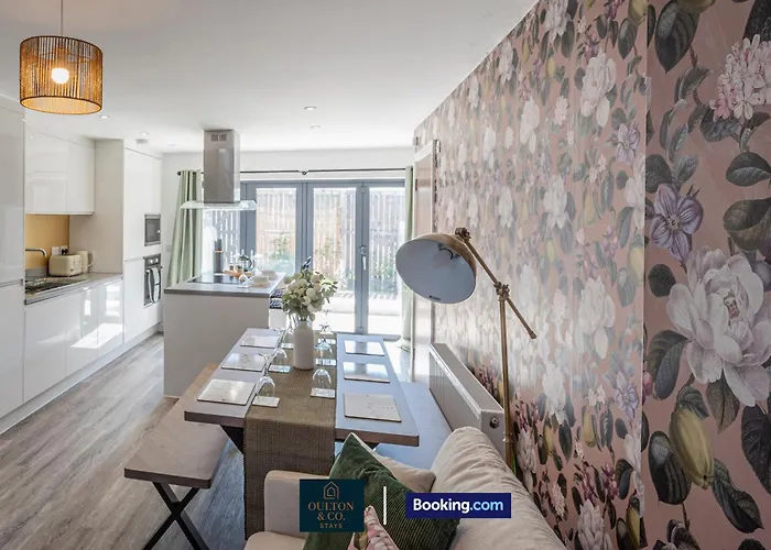 Luxury Retreat For 10 - Short Lets & Serviced With Hot Tub And Spacious Garden