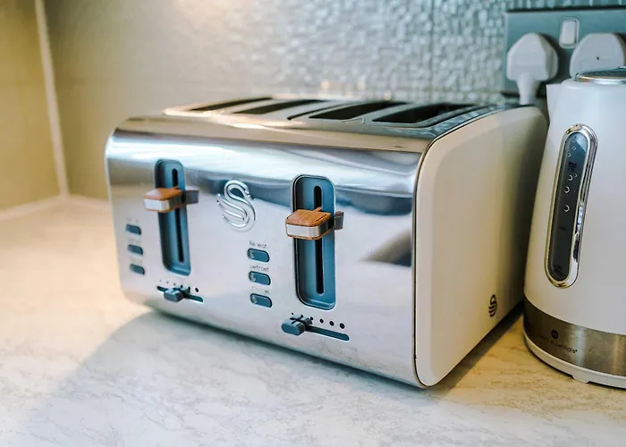 Large Townhouse By The Etihad & Coop Live Arena With Free Parking 펜션 *