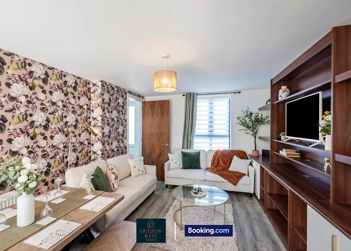 Luxury Retreat For 10 - Short Lets & Serviced With Hot Tub And Spacious Garden * Manchester