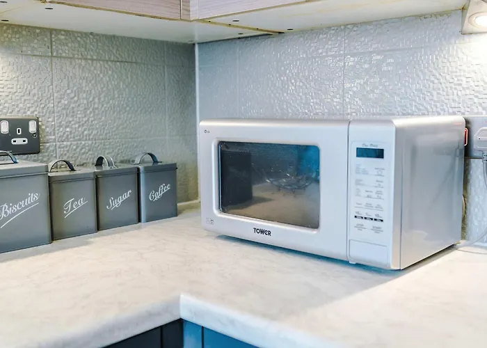 Large Townhouse By The Etihad & Coop Live Arena With Free Parking *