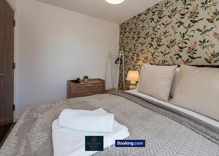 Luxury Retreat For 10 - Short Lets & Serviced With Hot Tub And Spacious Garden *