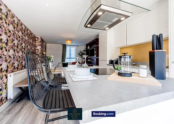 Luxury Retreat For 10 - Short Lets & Serviced With Hot Tub And Spacious Garden * Manchester