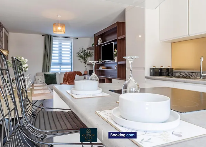 Luxury Retreat For 10 - Short Lets & Serviced With Hot Tub And Spacious Garden Tatil Evi