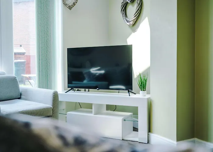 Large Townhouse By The Etihad & Coop Live Arena With Free Parking Дом отдыха