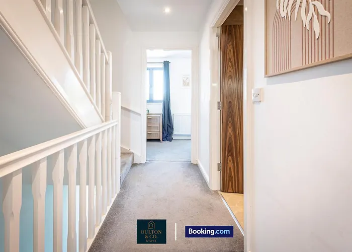 Luxury Retreat For 10 Short Lets & Serviced With Hot Tub And Spacious Garden