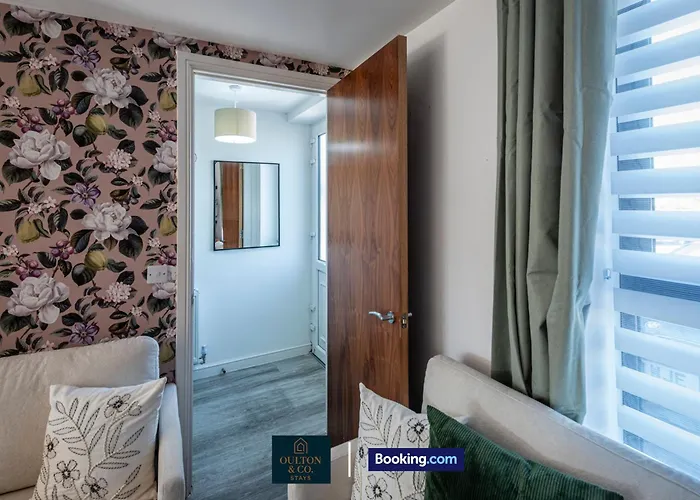 Luxury Retreat For 10 - Short Lets & Serviced With Hot Tub And Spacious Garden Tatil Evi Manchester