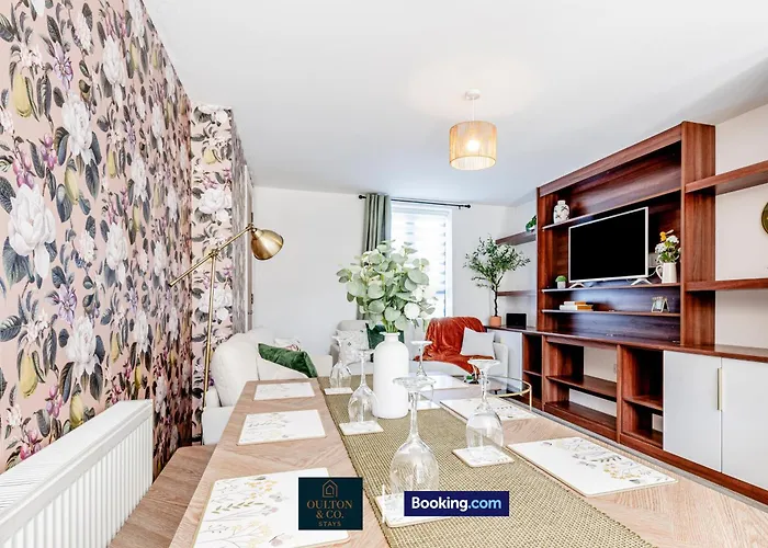 Luxury Retreat For 10 - Short Lets & Serviced With Hot Tub And Spacious Garden * Manchester