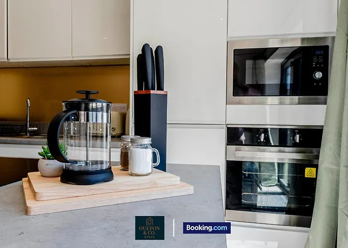 Hébergement de vacances Luxury Retreat For 10 - Short Lets & Serviced With Hot Tub And Spacious Garden *