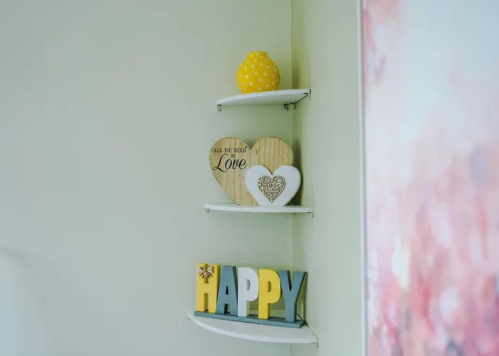 Large Townhouse By The Etihad & Coop Live Arena With Free Parking 펜션 *