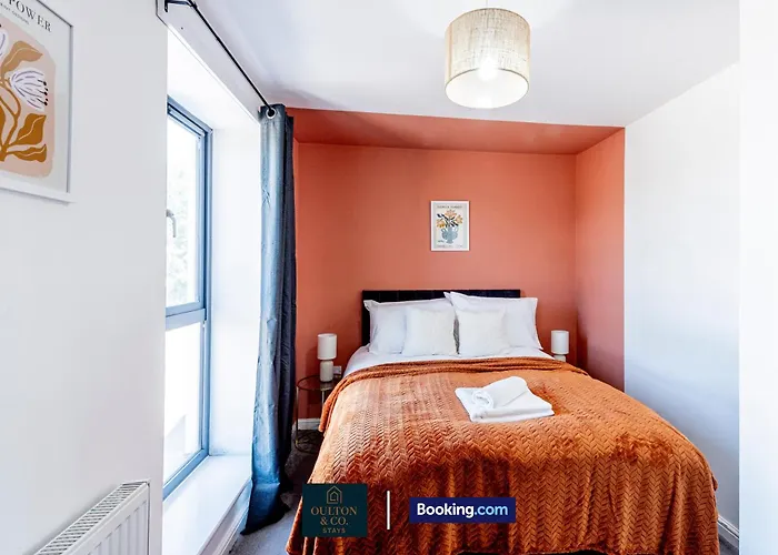 Luxury Retreat For 10 - Short Lets & Serviced With Hot Tub And Spacious Garden Manchester