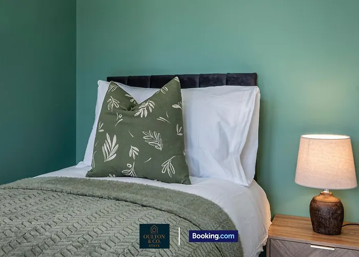 Luxury Retreat For 10 Short Lets & Serviced With Hot Tub And Spacious Garden 펜션 *