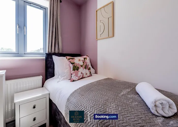 Luxury Retreat For 10 Short Lets & Serviced With Hot Tub And Spacious Garden 펜션 *