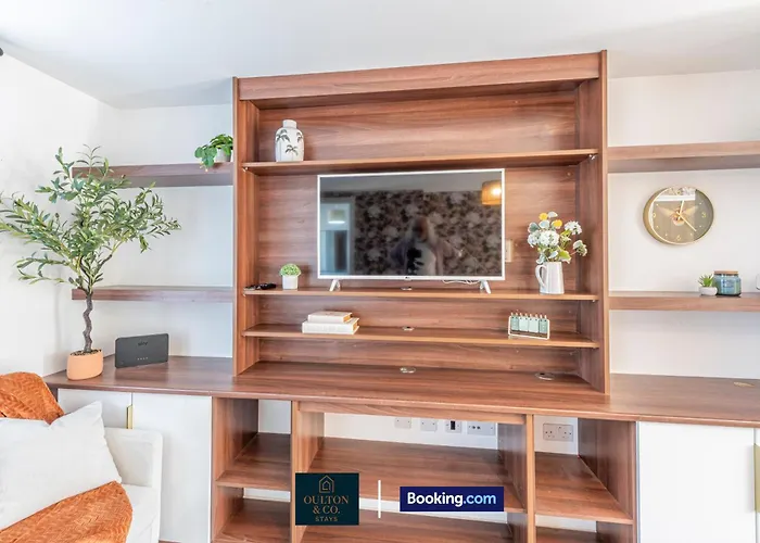 Luxury Retreat For 10 Short Lets & Serviced With Hot Tub And Spacious Garden 맨체스터