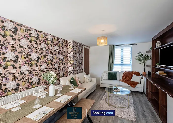 Tatil Evi Luxury Retreat For 10 - Short Lets & Serviced With Hot Tub And Spacious Garden Manchester