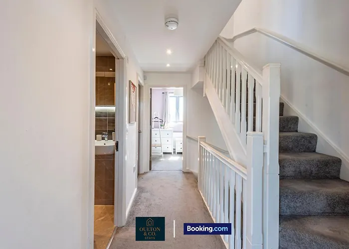 Luxury Retreat For 10 Short Lets & Serviced With Hot Tub And Spacious Garden *