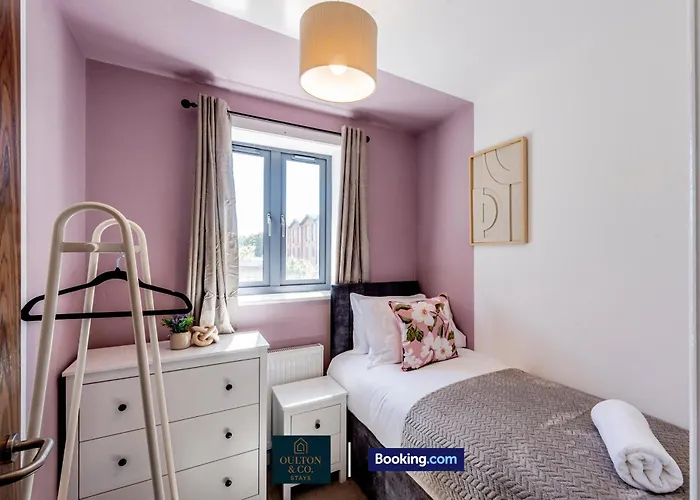 Tatil Evi Luxury Retreat For 10 - Short Lets & Serviced With Hot Tub And Spacious Garden Manchester