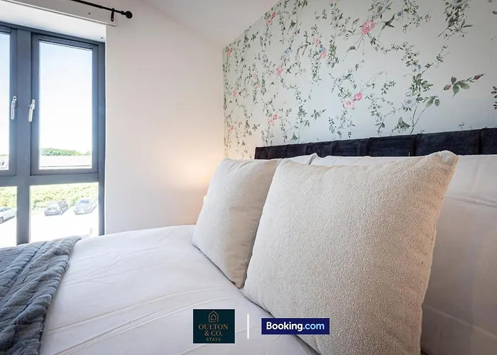 Luxury Retreat For 10 - Short Lets & Serviced With Hot Tub And Spacious Garden Hébergement de vacances Manchester