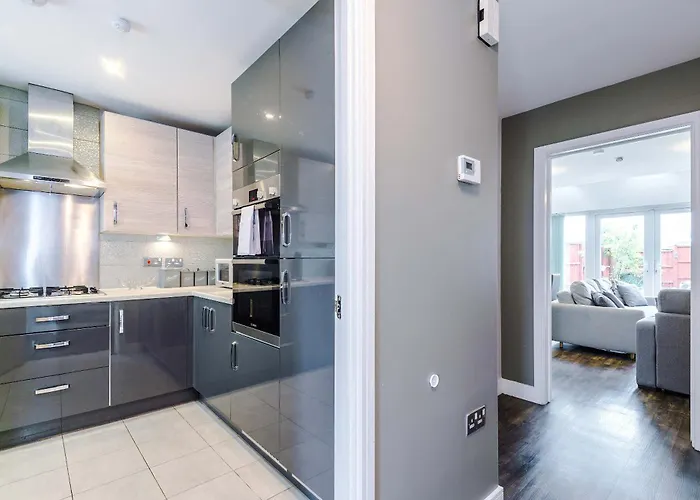 Large Townhouse By The Etihad & Coop Live Arena With Free Parking Манчестер