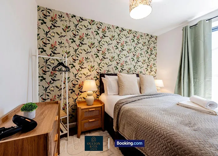 Luxury Retreat For 10 - Short Lets & Serviced With Hot Tub And Spacious Garden Manchester