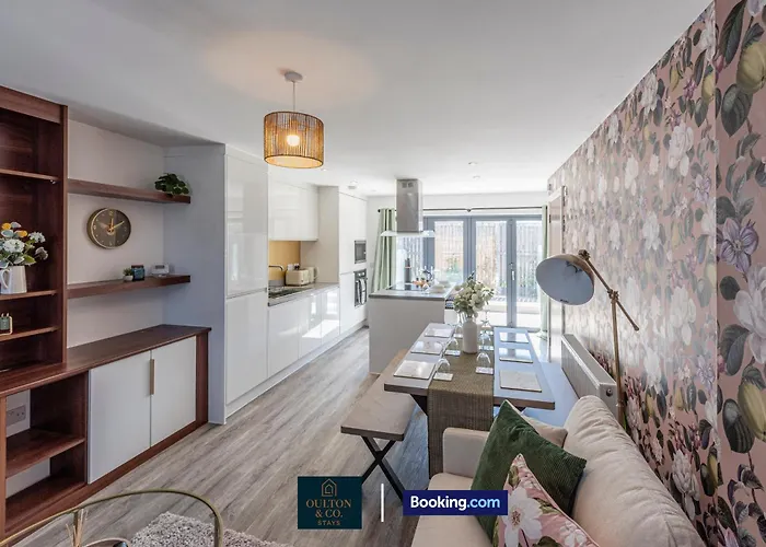 Luxury Retreat For 10 - Short Lets & Serviced With Hot Tub And Spacious Garden Hébergement de vacances *