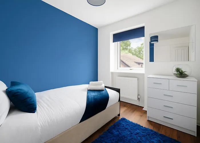 Modern 2 Bedroom House With Parking Holiday home Manchester