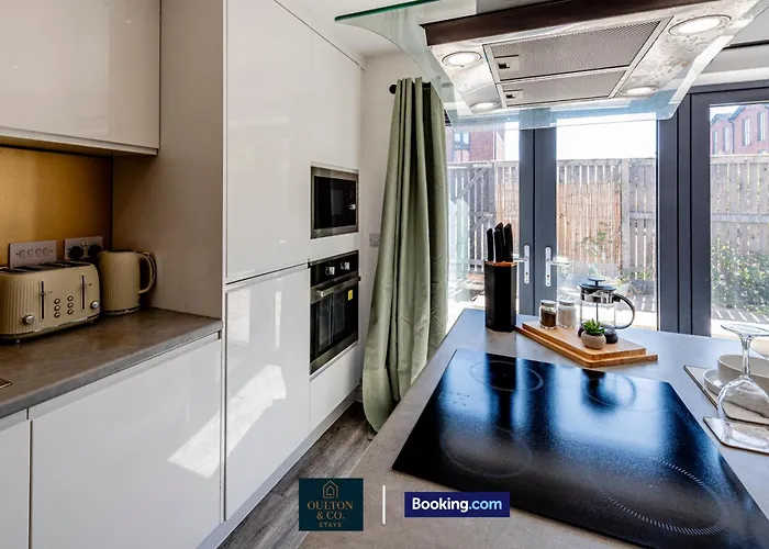 Luxury Retreat For 10 - Short Lets & Serviced With Hot Tub And Spacious Garden