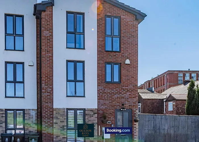 Tatil Evi Luxury Retreat For 10 - Short Lets & Serviced With Hot Tub And Spacious Garden