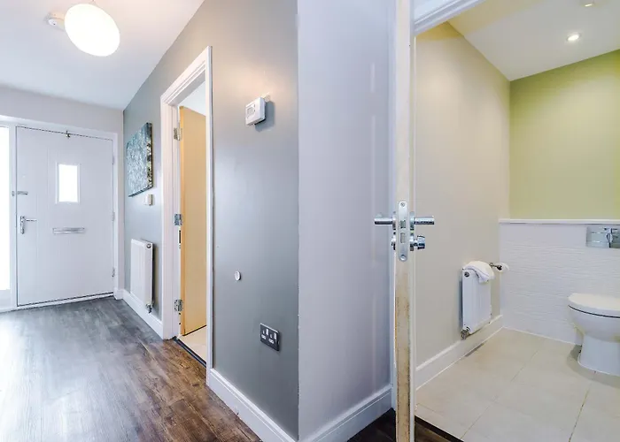 Large Townhouse By The Etihad & Coop Live Arena With Free Parking