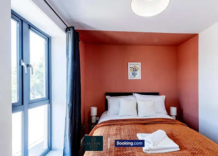 펜션 Luxury Retreat For 10 Short Lets & Serviced With Hot Tub And Spacious Garden *