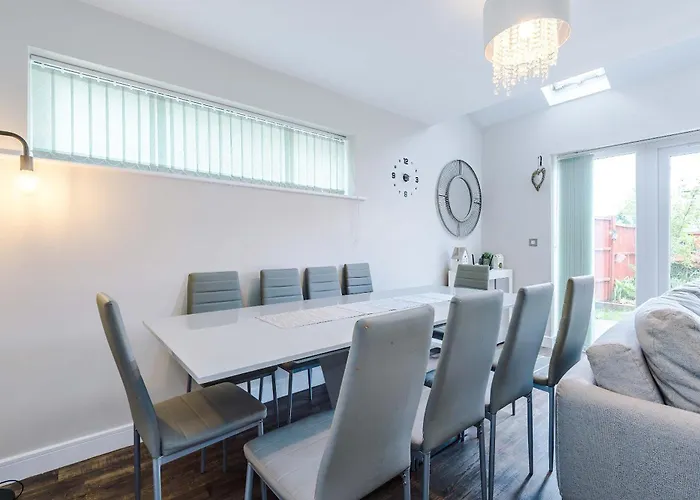 Дом отдыха Large Townhouse By The Etihad & Coop Live Arena With Free Parking *