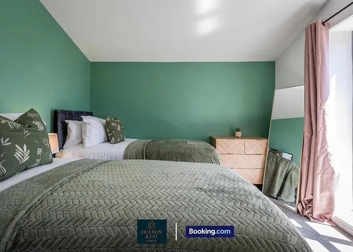 Hébergement de vacances Luxury Retreat For 10 - Short Lets & Serviced With Hot Tub And Spacious Garden *