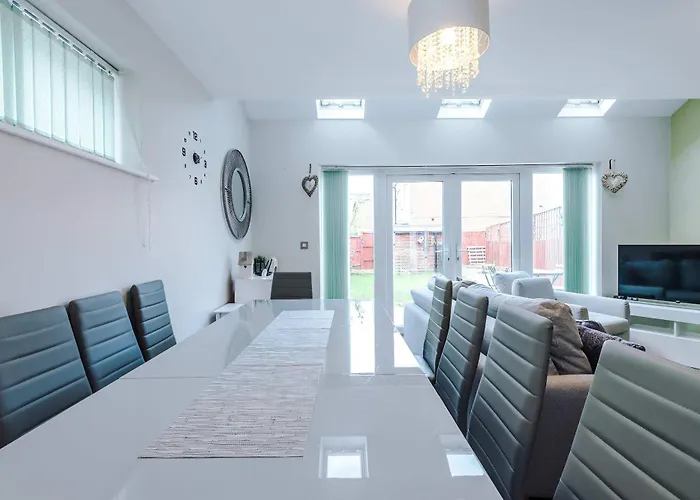 Large Townhouse By The Etihad & Coop Live Arena With Free Parking Дом отдыха *