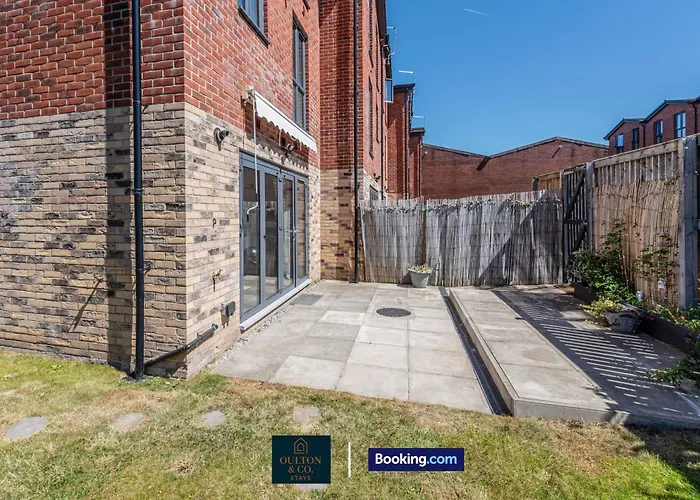 Luxury Retreat For 10 - Short Lets & Serviced With Hot Tub And Spacious Garden Hébergement de vacances *