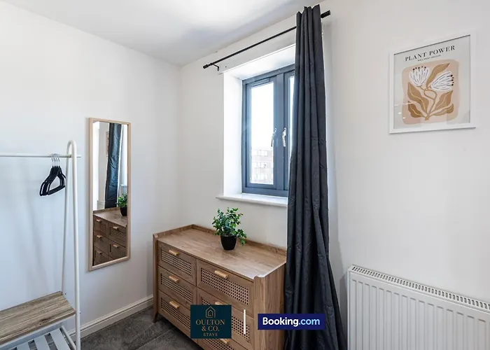 Hébergement de vacances Luxury Retreat For 10 - Short Lets & Serviced With Hot Tub And Spacious Garden Manchester