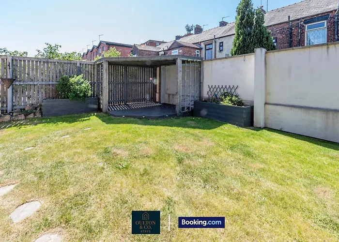 Luxury Retreat For 10 Short Lets & Serviced With Hot Tub And Spacious Garden *