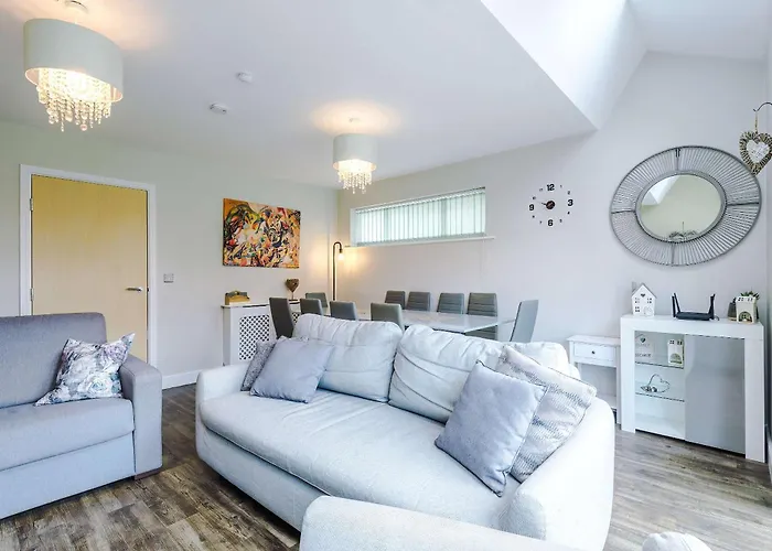 Large Townhouse By The Etihad & Coop Live Arena With Free Parking *