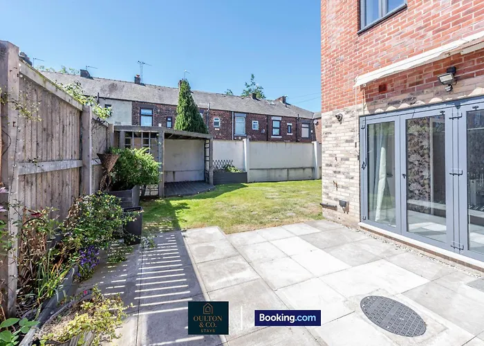 Tatil Evi Luxury Retreat For 10 - Short Lets & Serviced With Hot Tub And Spacious Garden Manchester