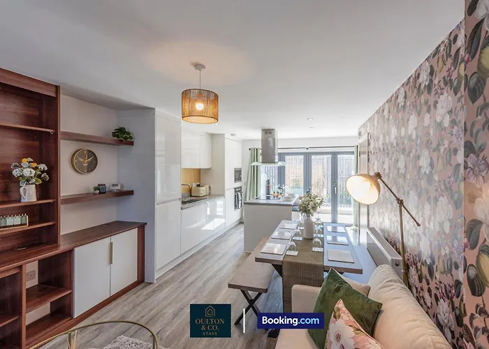 Luxury Retreat For 10 - Short Lets & Serviced With Hot Tub And Spacious Garden Hébergement de vacances