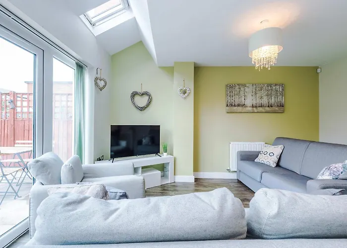 Large Townhouse By The Etihad & Coop Live Arena With Free Parking *