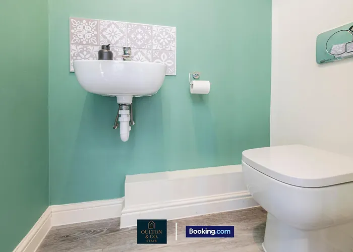 Luxury Retreat For 10 - Short Lets & Serviced With Hot Tub And Spacious Garden