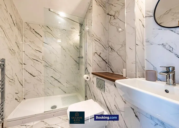 Luxury Retreat For 10 Short Lets & Serviced With Hot Tub And Spacious Garden