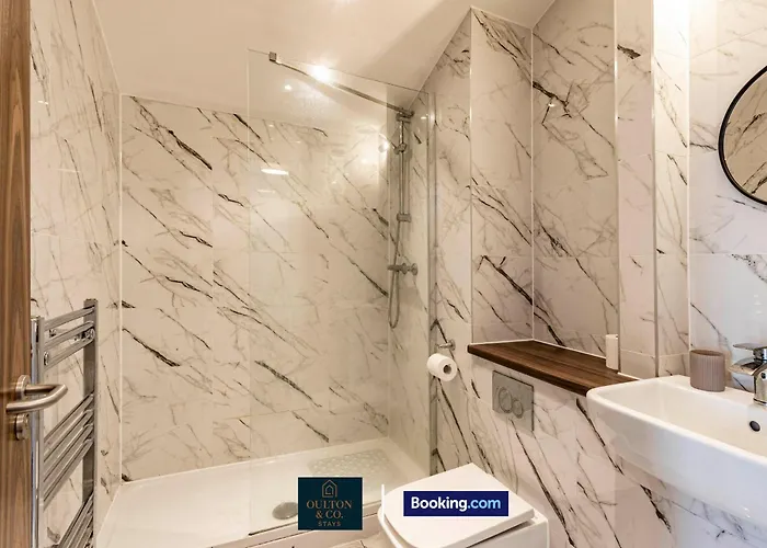 Hébergement de vacances Luxury Retreat For 10 - Short Lets & Serviced With Hot Tub And Spacious Garden Manchester