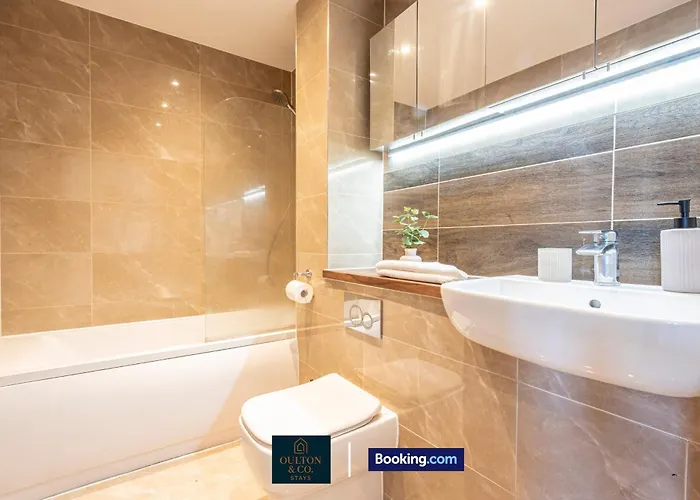 Luxury Retreat For 10 - Short Lets & Serviced With Hot Tub And Spacious Garden