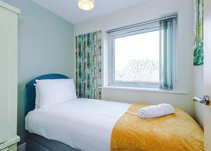 Large Townhouse By The Etihad & Coop Live Arena With Free Parking 펜션